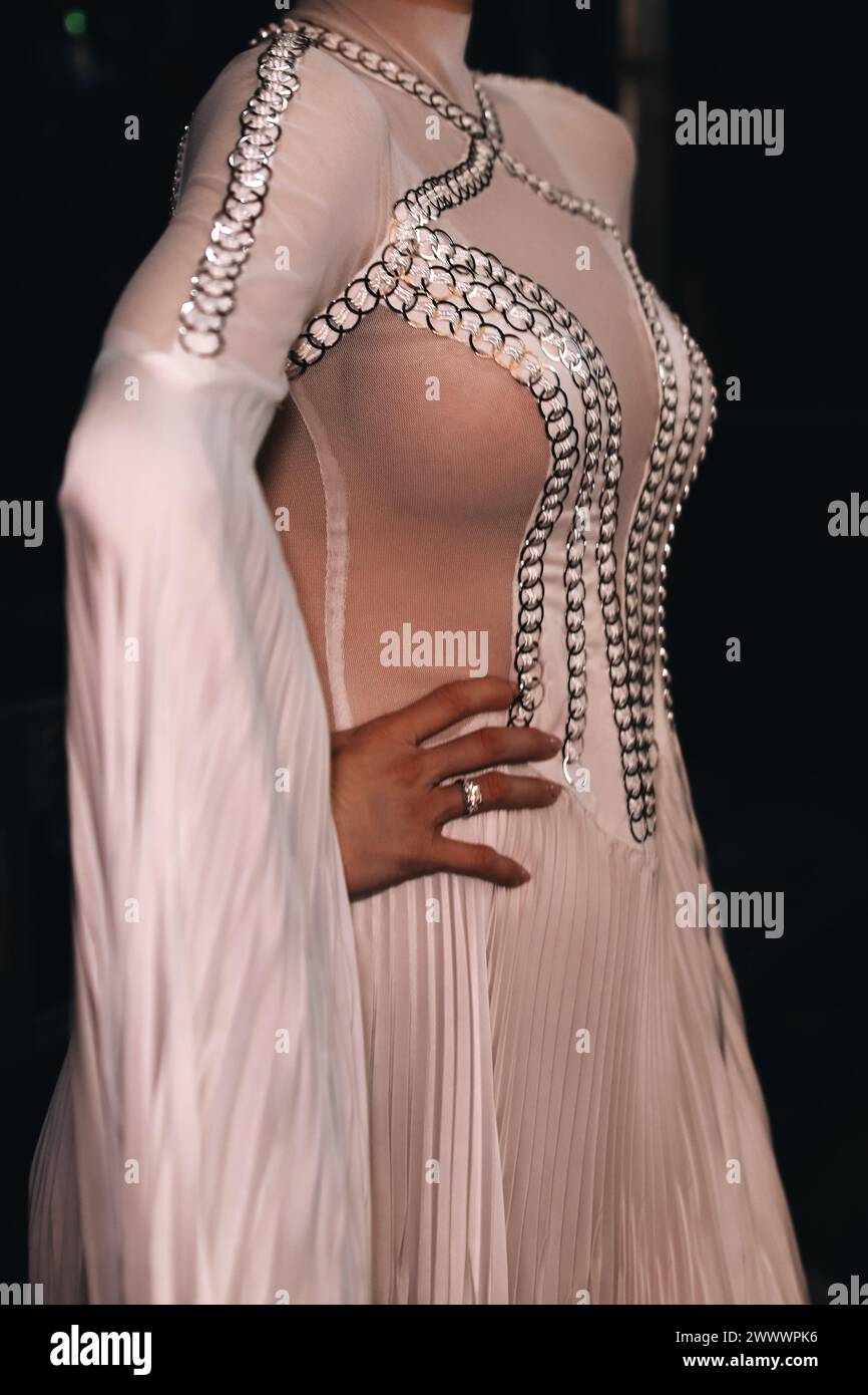 Eleganti dettagli di un elegante abito bianco con anelli in argento e accessori in stile bohémien Foto Stock