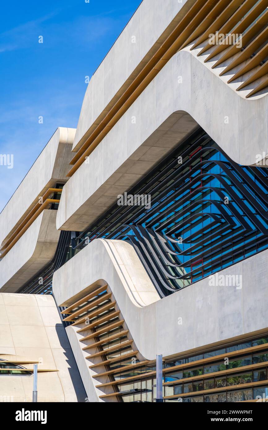 Vista verticale dettagliata dell'architettura contemporanea di Zaha Hadid della biblioteca multimediale Pierresvives e dell'edificio degli archivi Foto Stock