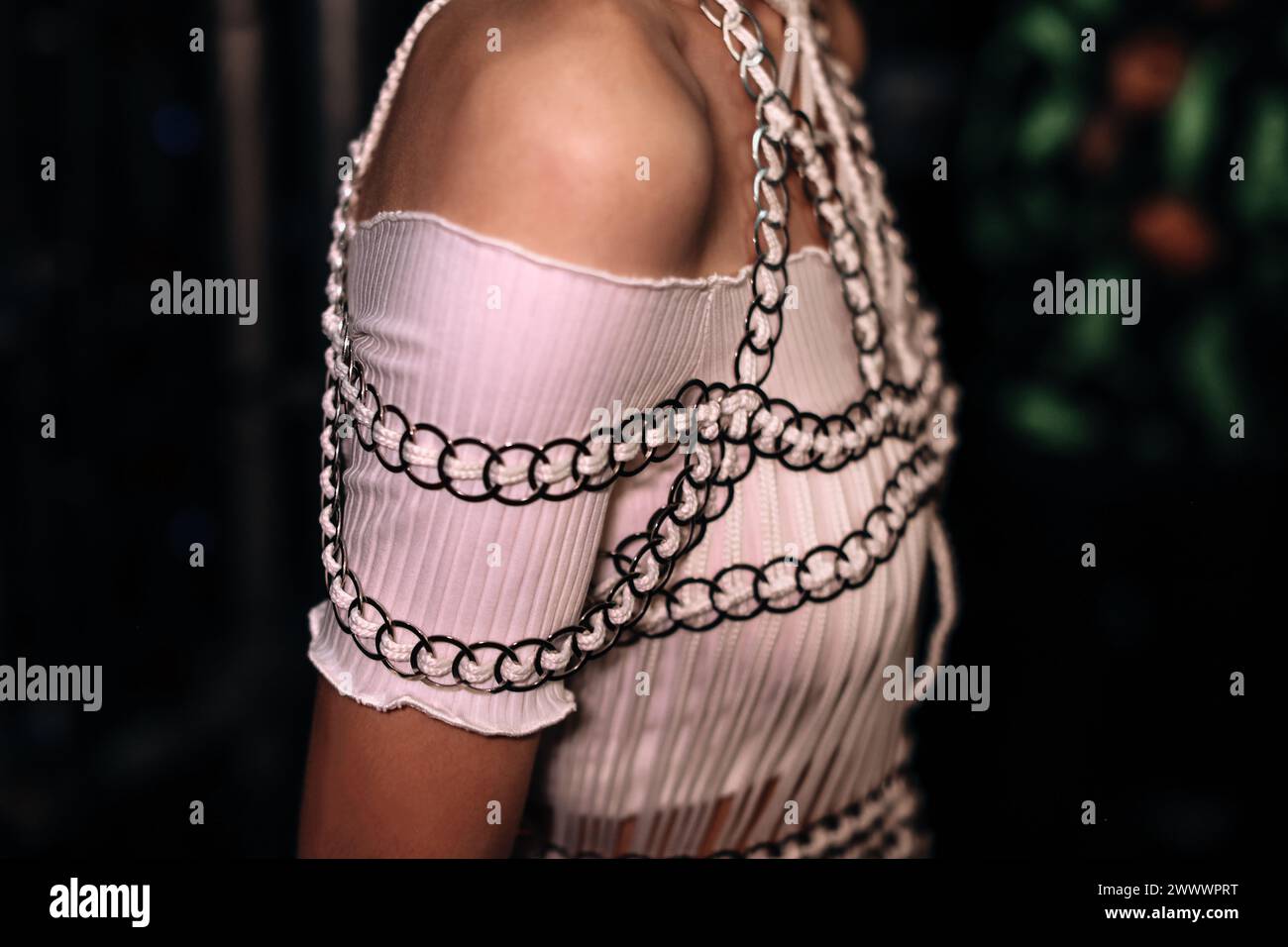 Eleganti dettagli di un'elegante blusa bianca con anelli in argento e accessori in stile bohémien Foto Stock
