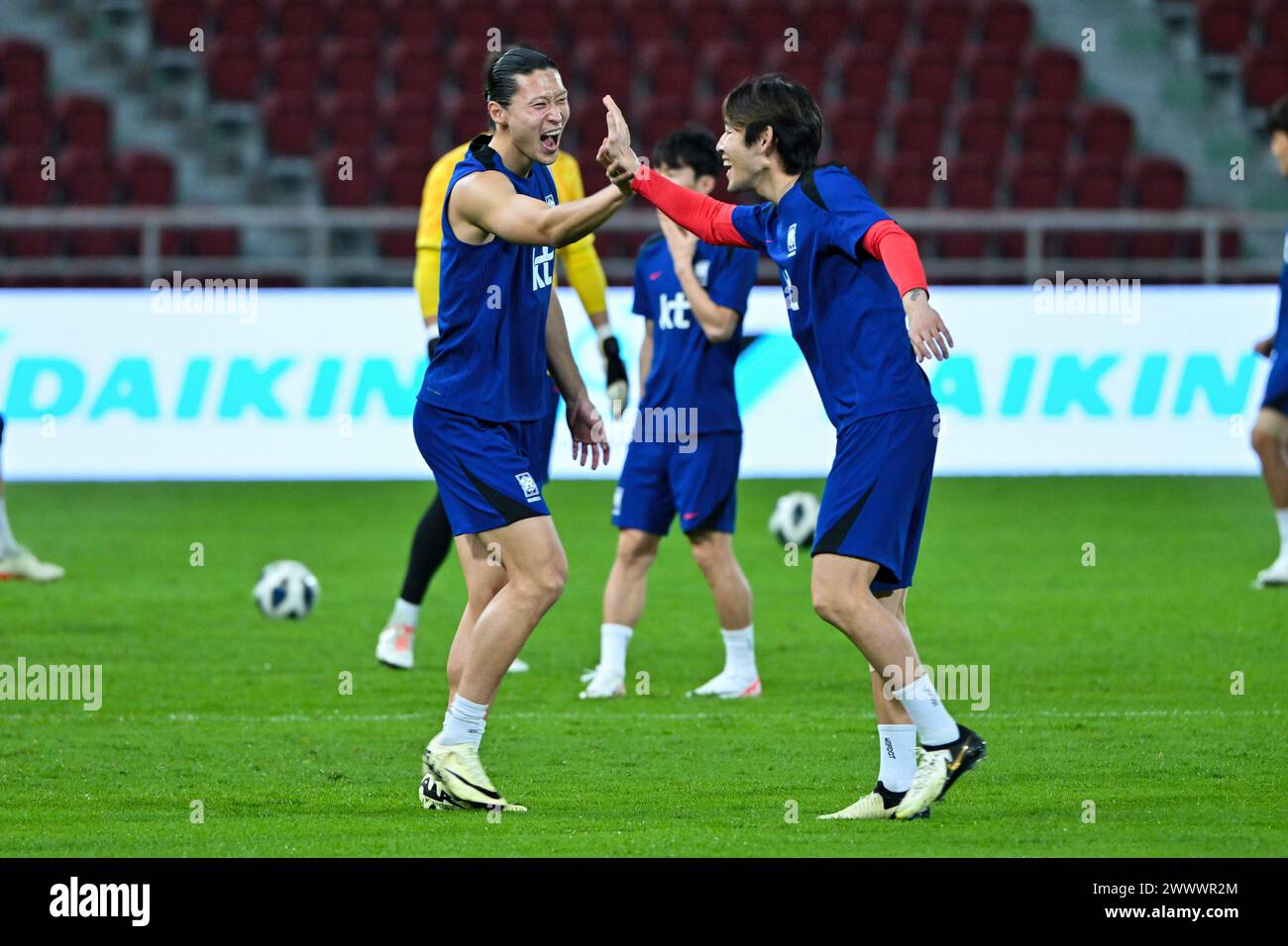 Cho GUE-sung (L) e altri giocatori della Corea del Sud visti durante una sessione di allenamento in vista del turno di qualificazione della Coppa del mondo d'Asia, secondo turno, partita del gruppo C contro la Thailandia al Rajamangala Stadium. Foto Stock