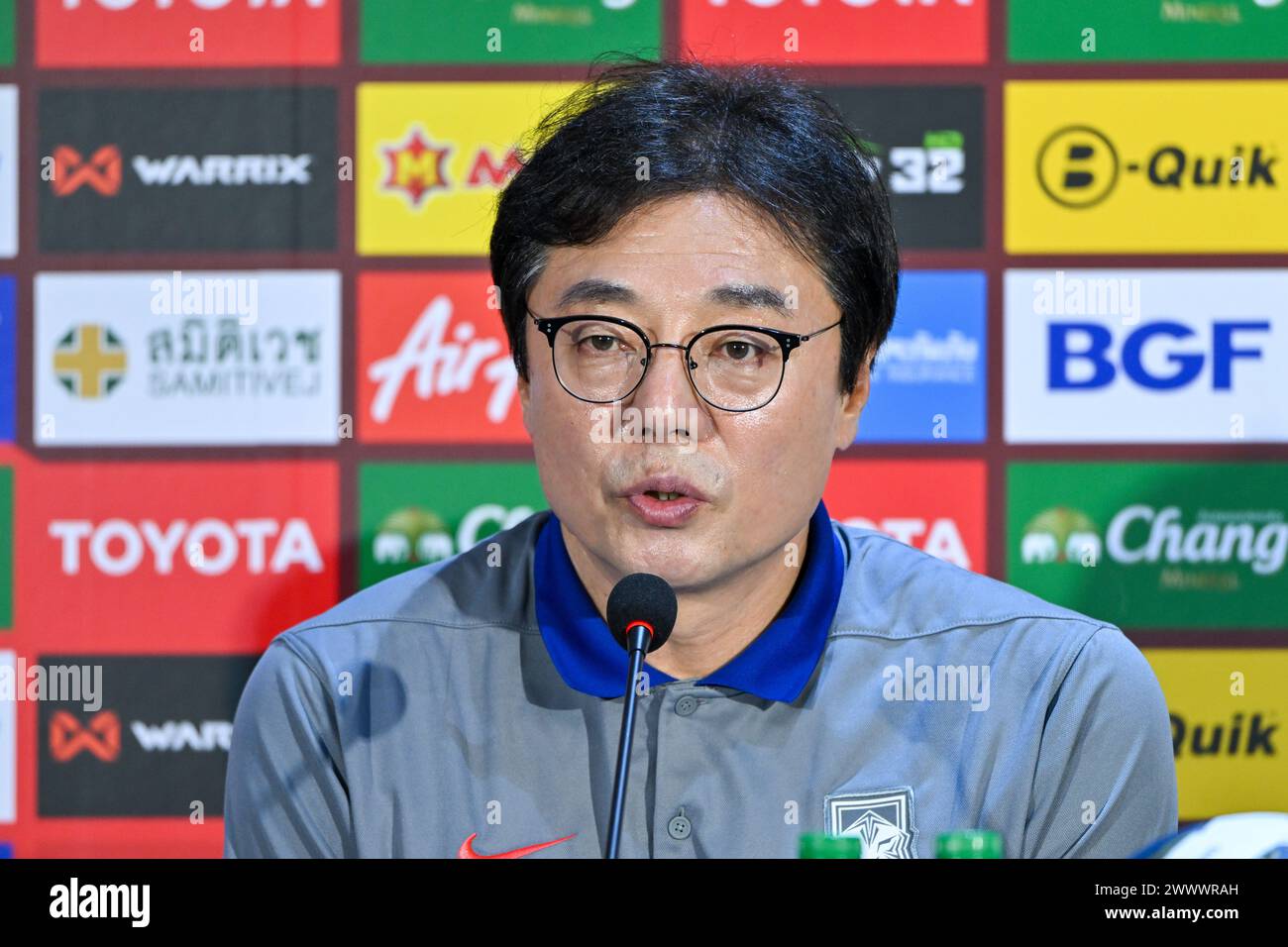 Hwang Sun-hong, capo allenatore della Corea del Sud visto durante la conferenza stampa pre-partita allo stadio Rajamangala di Bangkok. (Foto di Kittinun Rodsupan / SOPA Images/Sipa USA) Foto Stock