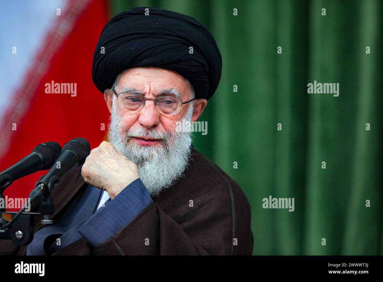 Teheran, Iran. 26 marzo 2024. Il leader supremo iraniano, l'Ayatollah ALI KHAMENEI, incontra diversi poeti e persone della cultura e della letteratura a Teheran. (Immagine di credito: © Ufficio del leader supremo iraniano tramite ZUMA Press Wire) SOLO USO EDITORIALE! Non per USO commerciale! Crediti: ZUMA Press, Inc./Alamy Live News crediti: ZUMA Press, Inc./Alamy Live News Foto Stock