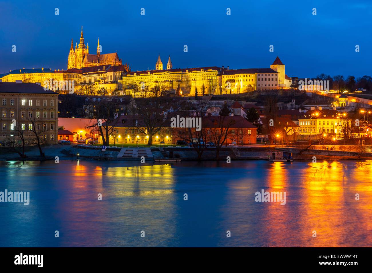 Palazzo Lobkowicz e St Cattedrale di Vito di notte, Praga, Repubblica Ceca Foto Stock