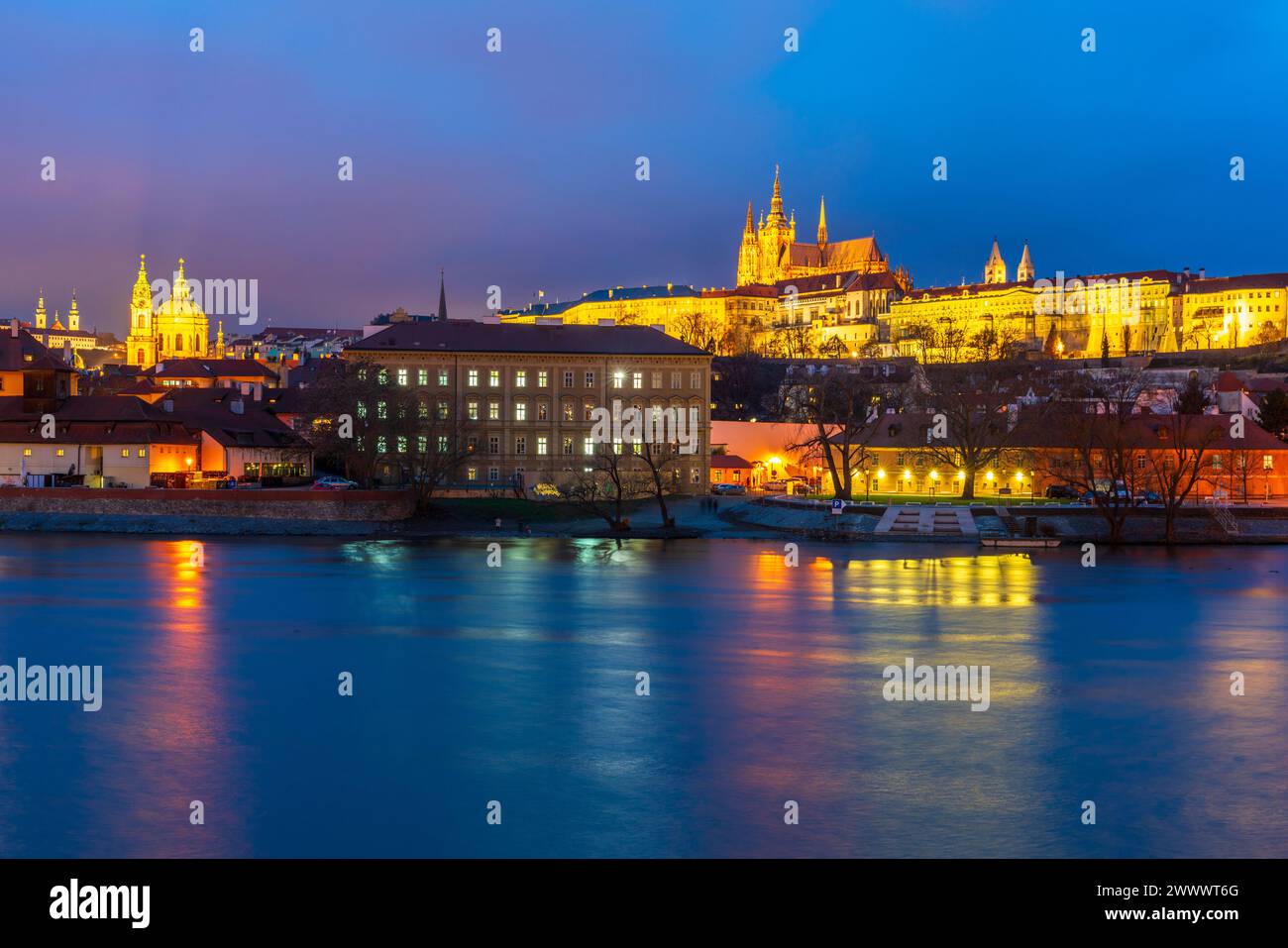 Palazzo Lobkowicz e St Cattedrale di Vito di notte, Praga, Repubblica Ceca Foto Stock