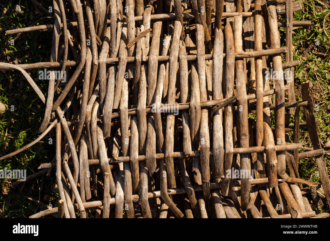 stridio, marcio e rotto a causa del passare del tempo Foto Stock