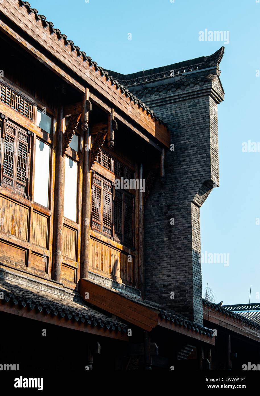 La tradizionale architettura cinese in mattoni e legno alla luce del sole a Wuhan, in Cina. Foto Stock