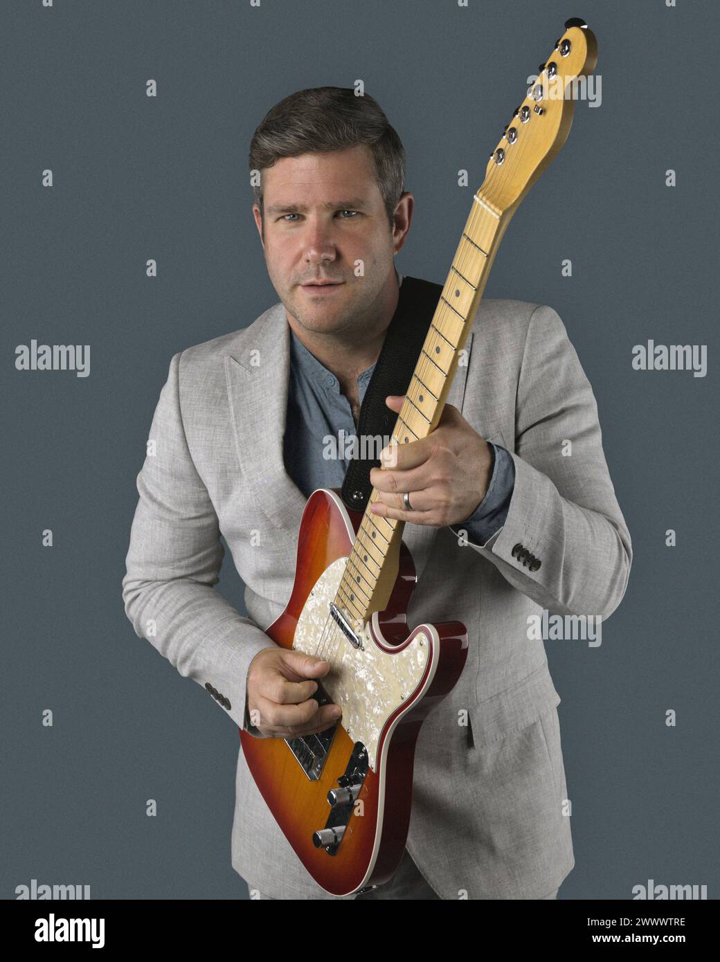 Un uomo a suonare la chitarra Foto Stock