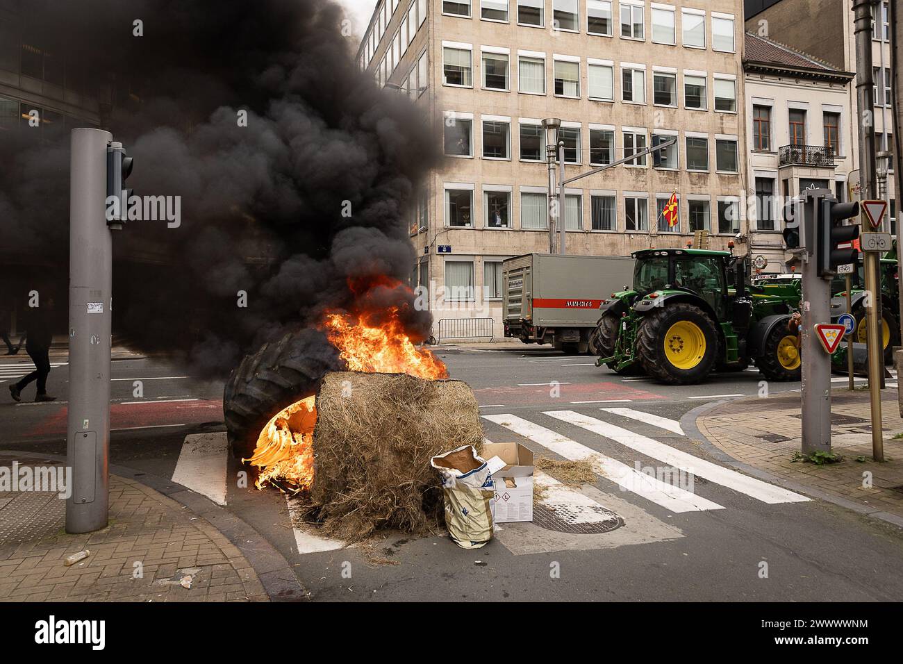 Bruxelles, Belgio. 26 marzo 2024. Gli agricoltori portano i loro trattori in piazza per un'azione di protesta della confederazione degli agricoltori coordinamento europeo via Campesina (ECVC), organizzata in risposta al Consiglio europeo dell'agricoltura, a Bruxelles, martedì 26 marzo 2024. Gli agricoltori continuano la loro protesta in tutta Europa perché chiedono condizioni migliori per crescere, produrre e mantenere un reddito adeguato. BELGA PHOTO JAMES ARTHUR GEKIERE credito: Belga News Agency/Alamy Live News Foto Stock