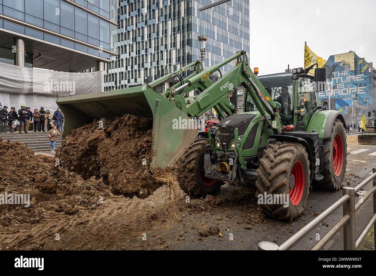 Bruxelles, Belgio. 26 marzo 2024. Gli agricoltori portano i loro trattori in piazza per un'azione di protesta della confederazione degli agricoltori coordinamento europeo via Campesina (ECVC), organizzata in risposta al Consiglio europeo dell'agricoltura, a Bruxelles, martedì 26 marzo 2024. Gli agricoltori continuano la loro protesta in tutta Europa perché chiedono condizioni migliori per crescere, produrre e mantenere un reddito adeguato. BELGA PHOTO JAMES ARTHUR GEKIERE credito: Belga News Agency/Alamy Live News Foto Stock
