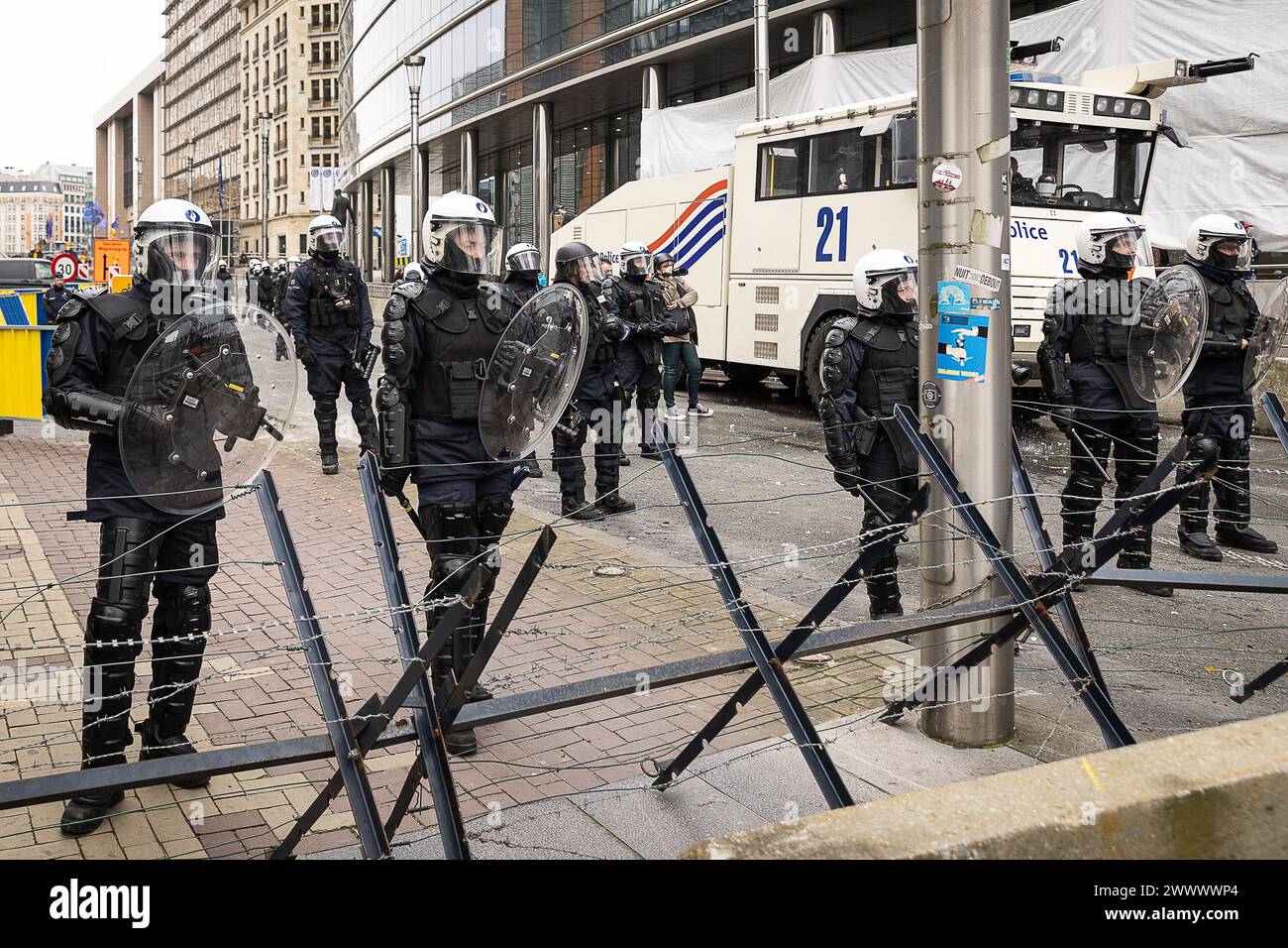Bruxelles, Belgio. 26 marzo 2024. Gli agricoltori portano i loro trattori in piazza per un'azione di protesta della confederazione degli agricoltori coordinamento europeo via Campesina (ECVC), organizzata in risposta al Consiglio europeo dell'agricoltura, a Bruxelles, martedì 26 marzo 2024. Gli agricoltori continuano la loro protesta in tutta Europa perché chiedono condizioni migliori per crescere, produrre e mantenere un reddito adeguato. BELGA PHOTO JAMES ARTHUR GEKIERE credito: Belga News Agency/Alamy Live News Foto Stock