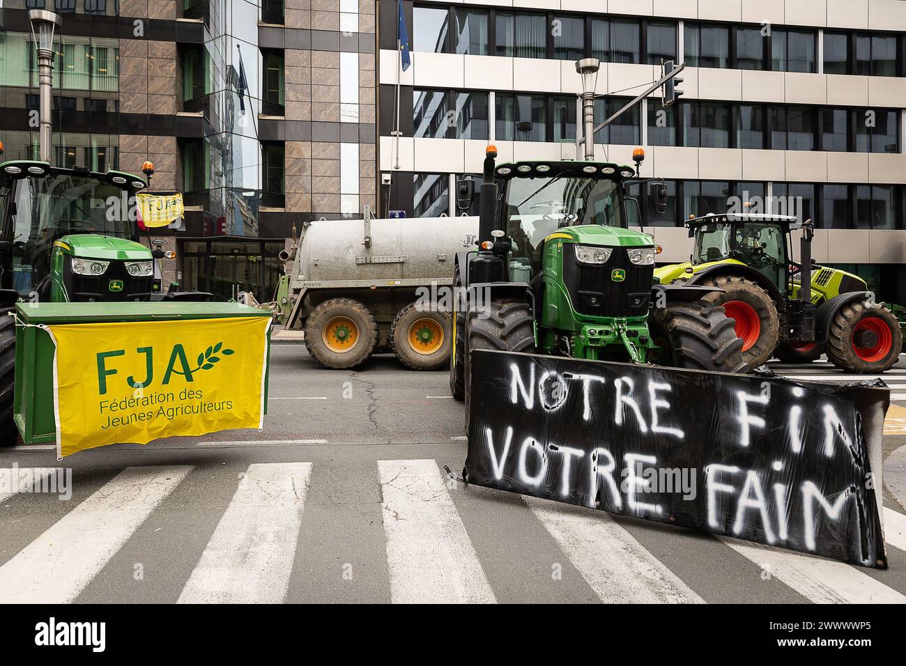 Bruxelles, Belgio. 26 marzo 2024. Gli agricoltori portano i loro trattori in piazza per un'azione di protesta della confederazione degli agricoltori coordinamento europeo via Campesina (ECVC), organizzata in risposta al Consiglio europeo dell'agricoltura, a Bruxelles, martedì 26 marzo 2024. Gli agricoltori continuano la loro protesta in tutta Europa perché chiedono condizioni migliori per crescere, produrre e mantenere un reddito adeguato. BELGA PHOTO JAMES ARTHUR GEKIERE credito: Belga News Agency/Alamy Live News Foto Stock