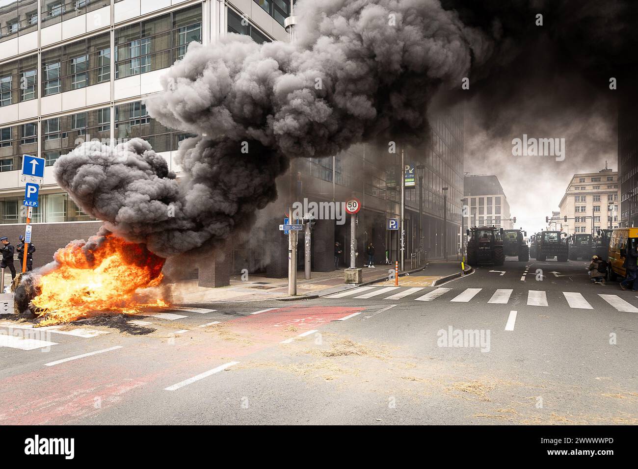 Bruxelles, Belgio. 26 marzo 2024. Gli agricoltori portano i loro trattori in piazza per un'azione di protesta della confederazione degli agricoltori coordinamento europeo via Campesina (ECVC), organizzata in risposta al Consiglio europeo dell'agricoltura, a Bruxelles, martedì 26 marzo 2024. Gli agricoltori continuano la loro protesta in tutta Europa perché chiedono condizioni migliori per crescere, produrre e mantenere un reddito adeguato. BELGA PHOTO JAMES ARTHUR GEKIERE credito: Belga News Agency/Alamy Live News Foto Stock