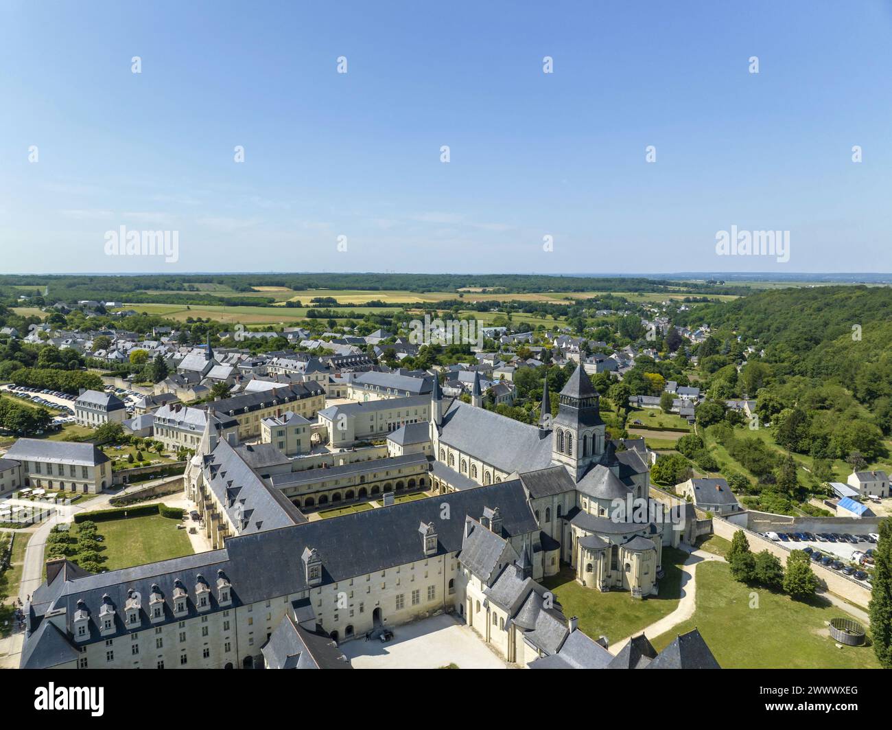 Fontevraud-l'Abbaye (Francia centro-occidentale): Vista aerea dell'Abbazia reale di nostra Signora di Fontevraud, edificio registrato come National Historic LAN Foto Stock