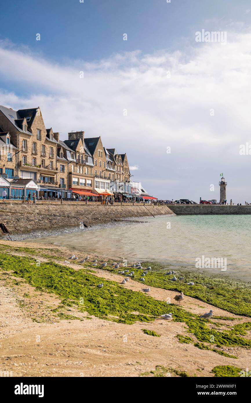 Cancale (Bretagna, Francia nord-occidentale): Il porto di pescatori "Port de la Houle", con i suoi ristoranti e il suo mercato delle ostriche, attrae molti turisti Foto Stock