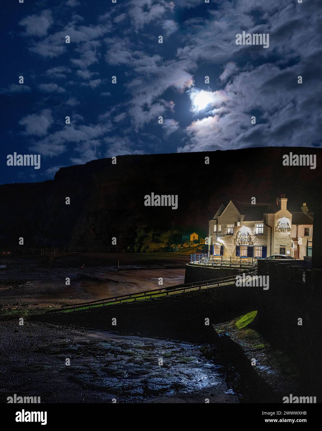 Aggrappato alla collina, Staithes è una destinazione imperdibile da esplorare. Dalle tortuose strade acciottolate agli affascinanti cottage del XVIII secolo, Foto Stock