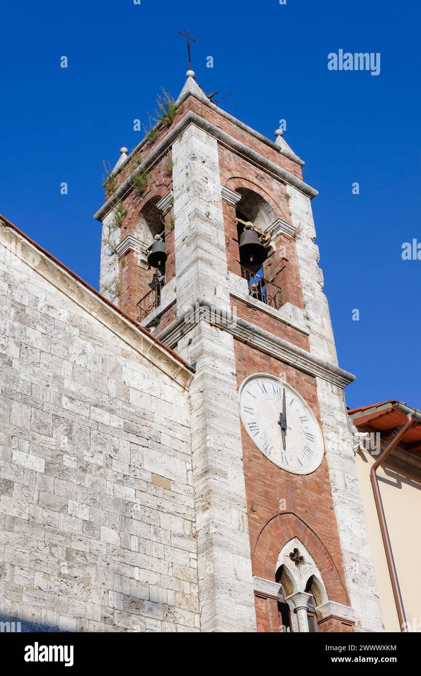 Campanile della chiesa di San Francesco nella piazza principale di San Quirico d'Orcia, Toscana Foto Stock