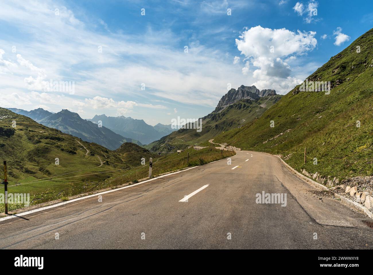 Passa la strada e il paesaggio montano al passo di chiusa, Unterschaechen, Cantone di Uri, Svizzera Foto Stock