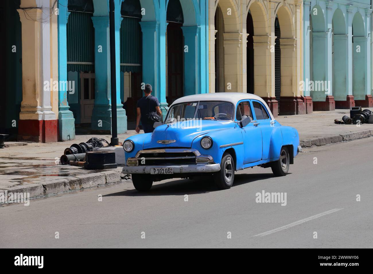 107 Vecchia auto in alluminio blu e bianco - serbatoio yank, Chevrolet Classic - dal 1952 sul lungomare del Paseo del Prado. L'Avana vecchia-Cuba. Foto Stock