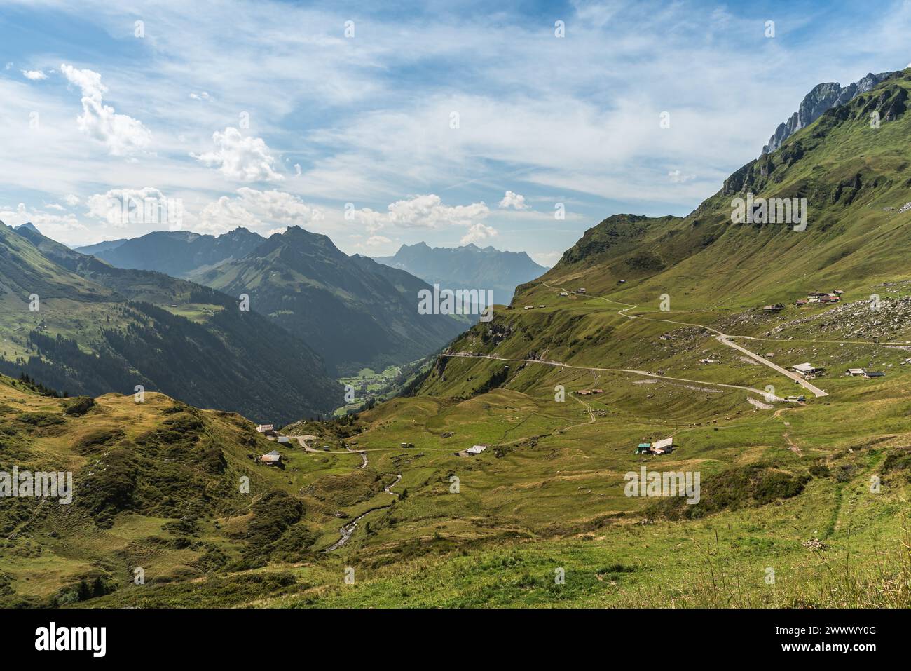Paesaggio montano e strada di passaggio al passo di chiusa, Unterschaechen, Cantone di Uri, Svizzera Foto Stock