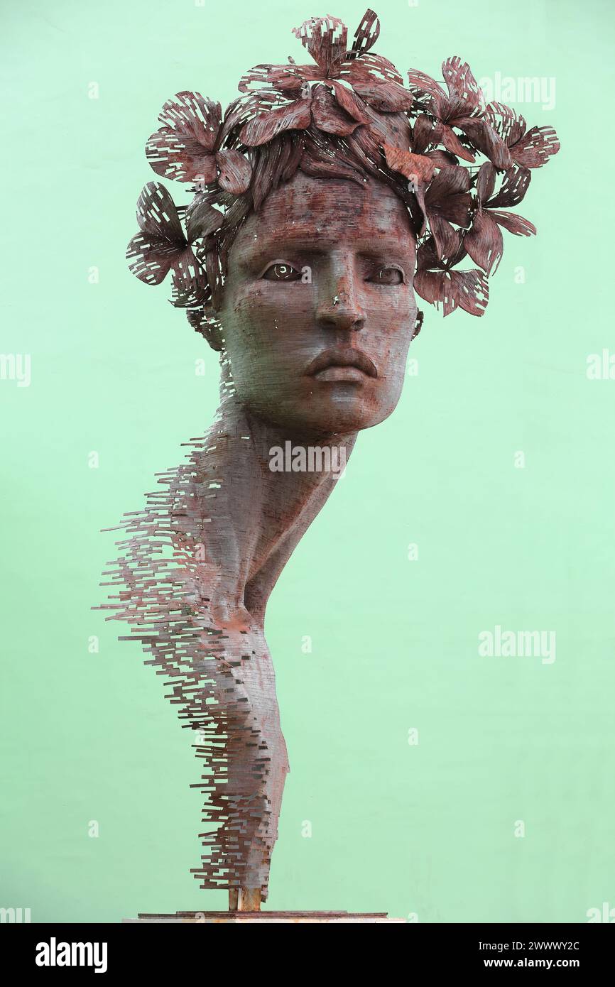 111 Primavera - Primavera - scultura, enorme testa di donna di fronte al mare sul Malecon, donata alla città dallo scultore Rafael Miranda. L'Avana-Cuba. Foto Stock