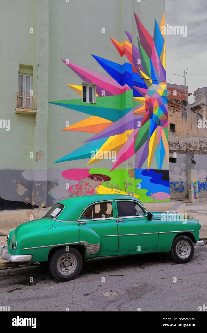 114 Vecchia auto in alluminio verde - serbatoio yank, classico Chevrolet - dal 1952 su Campanario Street, accanto a un'opera d'arte di Okuda San Miguel. L'Avana-Cuba. Foto Stock