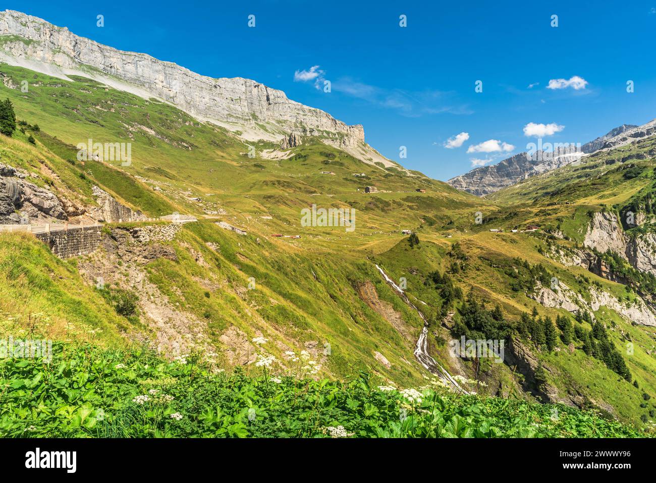 Paesaggio montano al passo di chiusa, Unterschaechen, Cantone di Uri, Svizzera Foto Stock