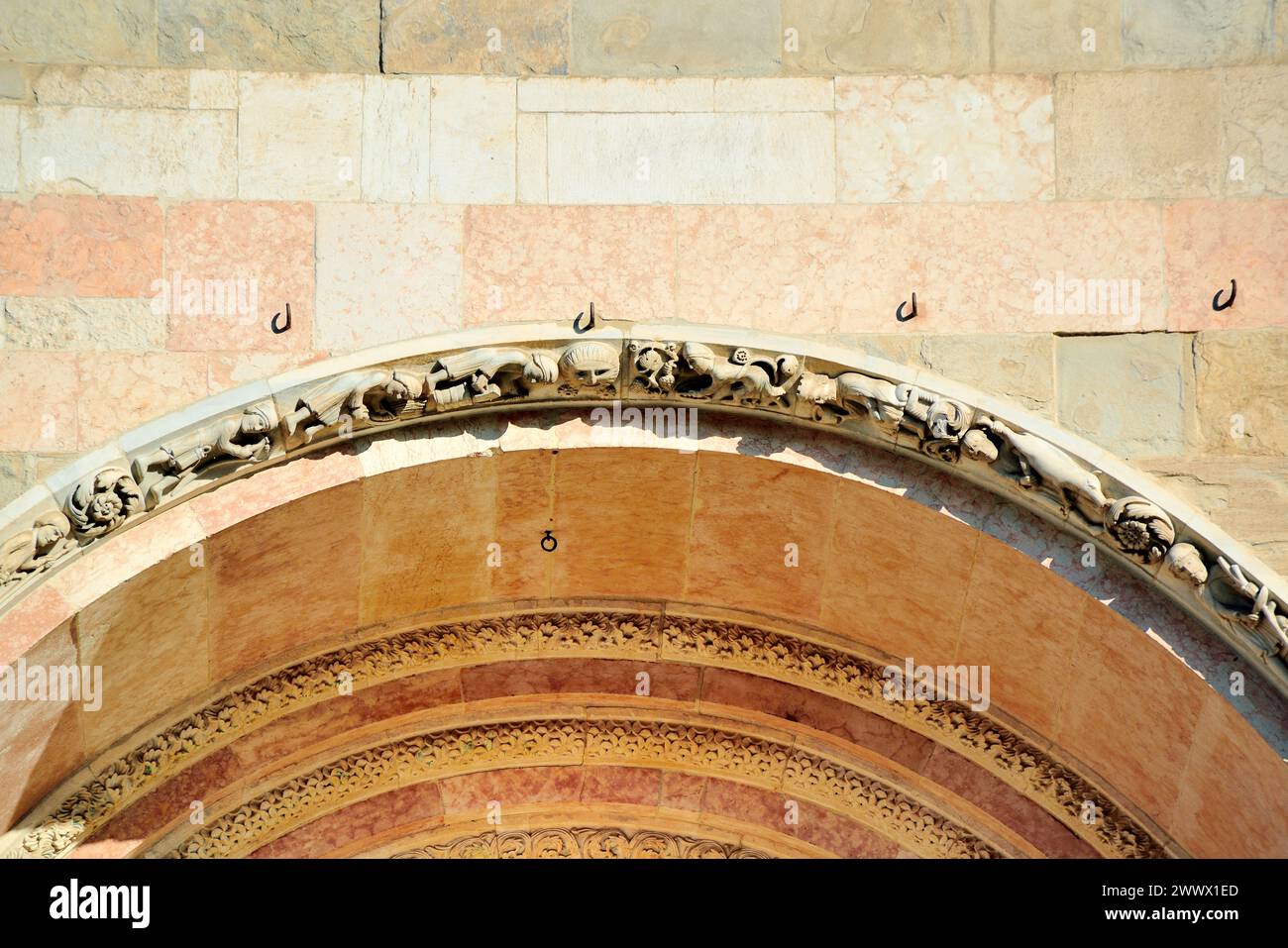 Il Duomo di Parma (in italiano Duomo di Parma; Cattedrale di Santa Maria Assunta) è una cattedrale cattolica di Parma, Emilia-Romagna (Italia), dedicata all'assunzione della Beata Vergine Maria. È un'importante cattedrale romanica italiana. Dettaglio dell'archivio centrale con mesi. Foto Stock