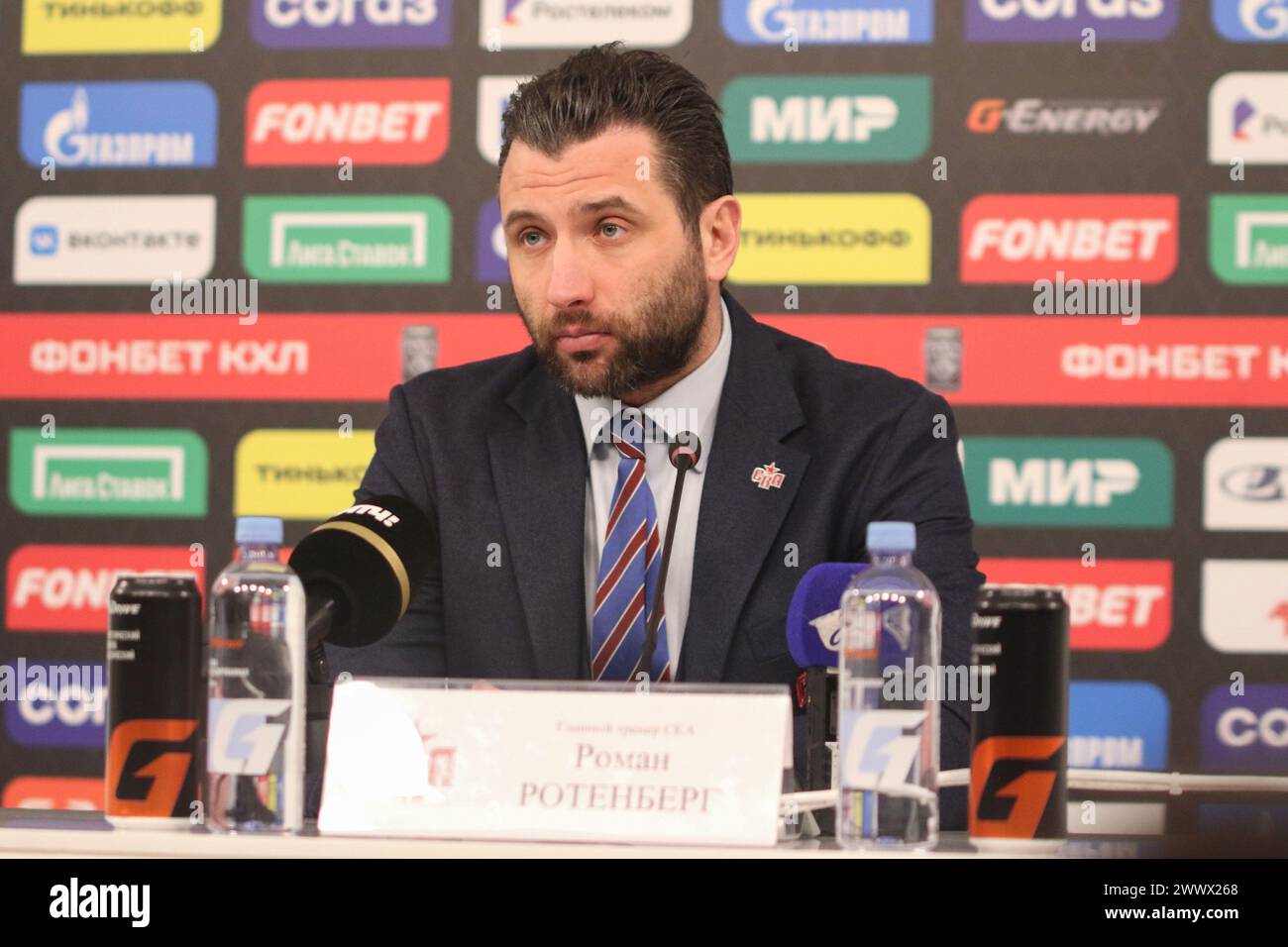 Roman Rotenberg, allenatore dello SKA Hockey Club, parla durante una conferenza stampa al termine delle semifinali della KHL Conference tra SKA e Avtomobilist alla SKA Arena. Punteggio finale; SKA 4:5 Avtomobilist. (Foto di Maksim Konstantinov / SOPA Images/Sipa USA) Foto Stock