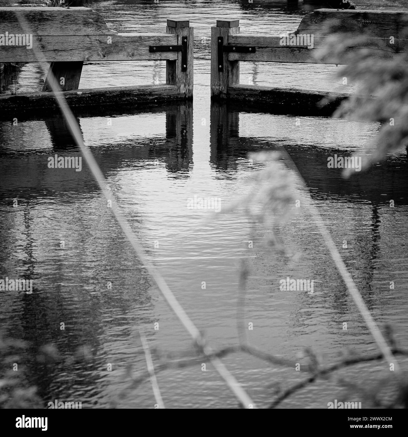 Chiudete i cancelli di un affluente del Gloucester al canale Sharpness nel Gloucestershire Foto Stock