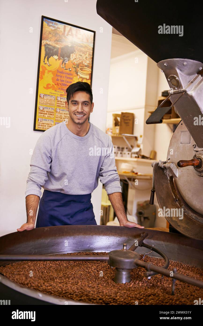 Caffè, ritratto e uomo felice con macchina per tostatura con piccole imprese, produzione o controllo qualità. Imprenditore, barista o tostapane con Foto Stock