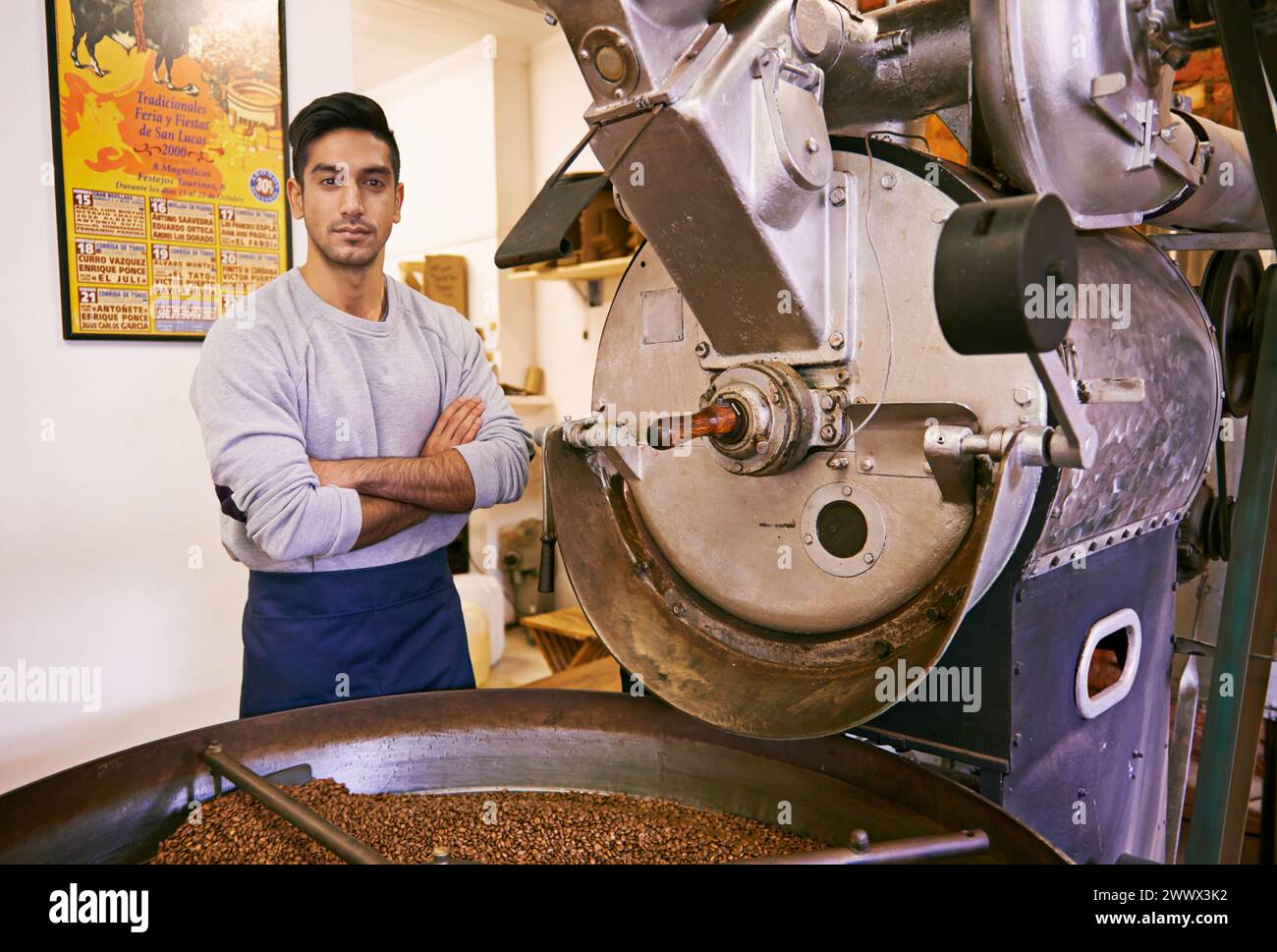 Caffè, tostatura e ritratto del barista con fiducia nelle piccole imprese, nei processi o nel controllo qualità. Imprenditore, uomo e macchina con fagioli a. Foto Stock