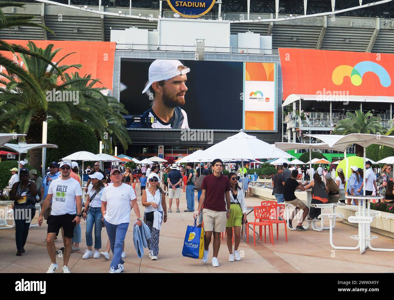 Miami Gardens, Stati Uniti. 24 marzo 2024. La gente partecipa al torneo di tennis Miami Open del 2024 all'Hard Rock Stadium di Miami Gardens. Caroline Garcia ha battuto Naomi Osaka 7-6(4), 7-5 Credit: SOPA Images Limited/Alamy Live News Foto Stock