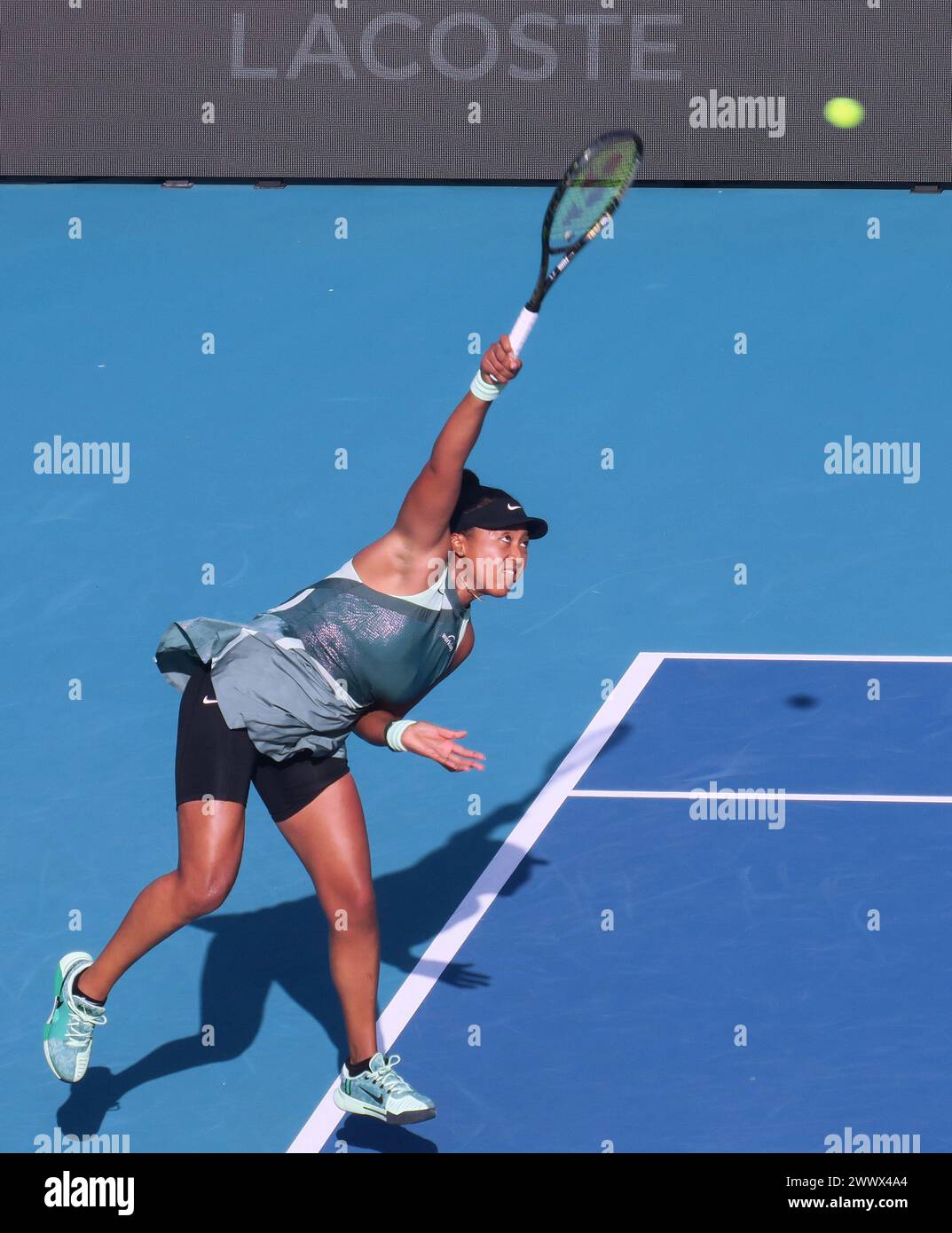 Miami Gardens, Stati Uniti. 24 marzo 2024. Naomi Osaka del Giappone gioca contro Caroline Garcia della Francia (non nella foto) nel terzo turno dei singoli femminili al Miami Open 2024 all'Hard Rock Stadium di Miami Gardens. Caroline Garcia ha battuto Naomi Osaka 7-6(4), 7-5 Credit: SOPA Images Limited/Alamy Live News Foto Stock