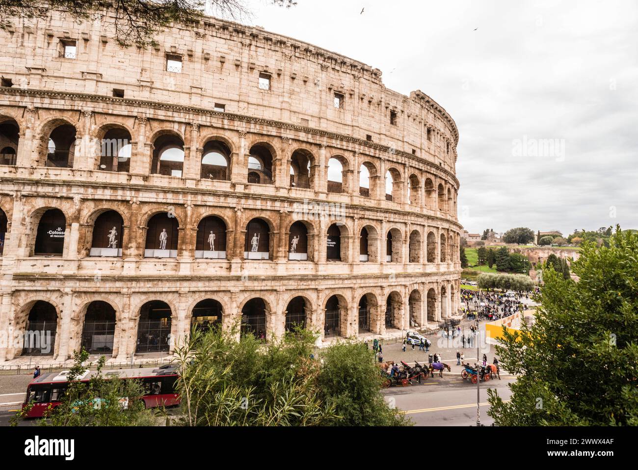 DAS Kolosseum a Rom, Italia. Anfiteatro Blick zum Roma *** il Colosseo di Roma, Italia Vista dell'Anfiteatro di Roma Foto Stock