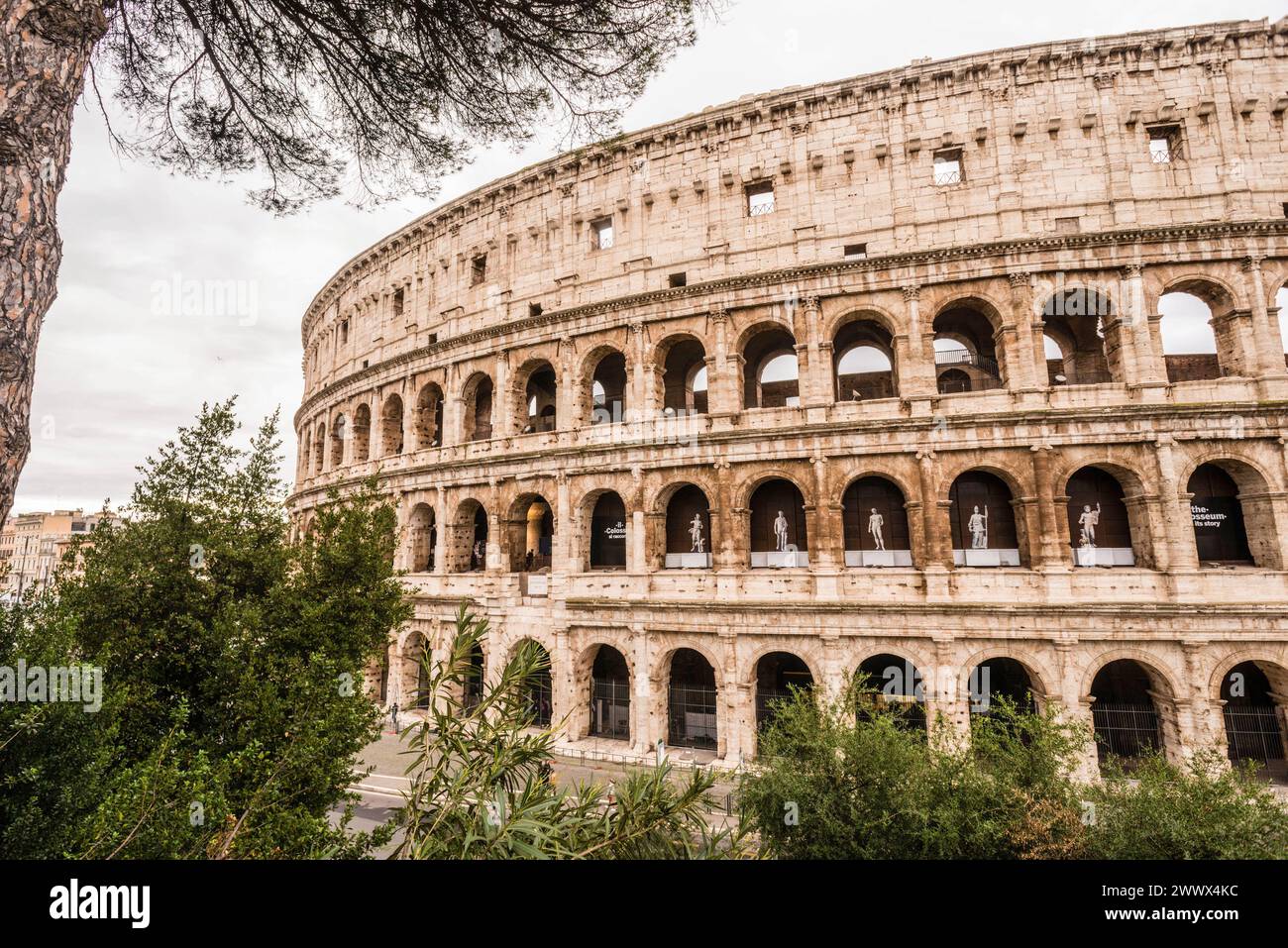 DAS Kolosseum a Rom, Italia. Anfiteatro Blick zum Roma *** il Colosseo di Roma, Italia Vista dell'Anfiteatro di Roma Foto Stock