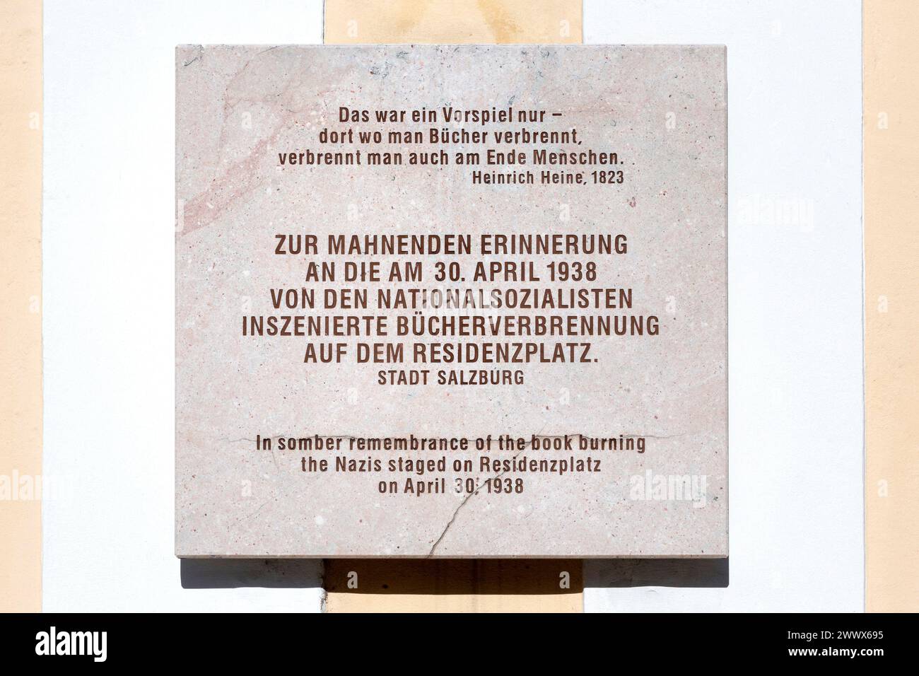 Targa commemorativa, messa in scena di Book Burning dei nazionalsocialisti sulla Residenzplatz nella città di Salisburgo, Austria Foto Stock