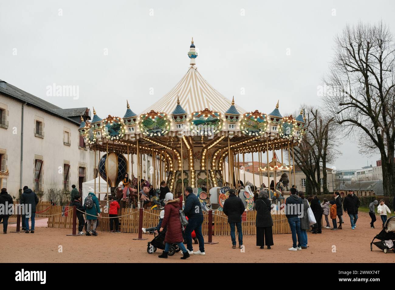 La folla che passeggia vicino alla giostra. La Roche Sur Yon, Francia Foto Stock