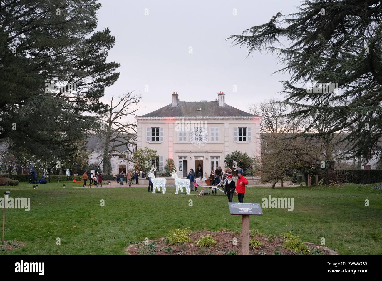 Un gruppo di persone nel giardino di una splendida villa a la Roche Sur Yon Foto Stock