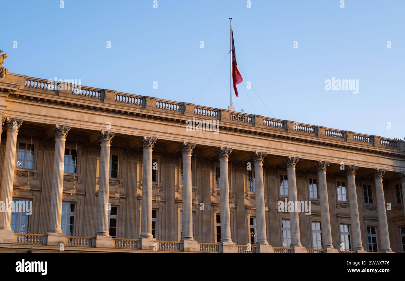 La facciata del Palais Brongniart è ornata da colonne ornate. Parigi, Francia Foto Stock