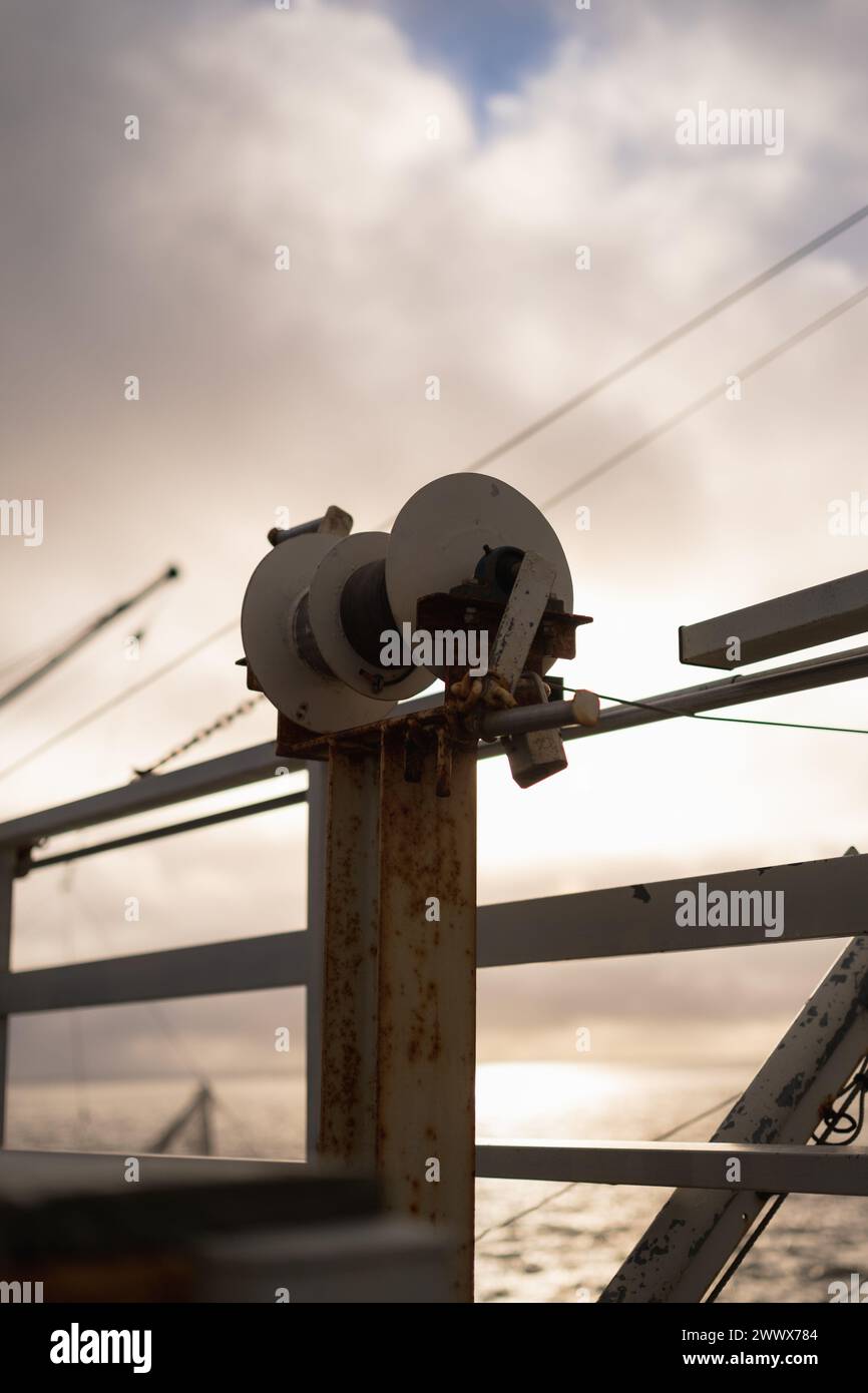 Una linea di ancoraggio contro il cielo nuvoloso al tramonto Foto Stock