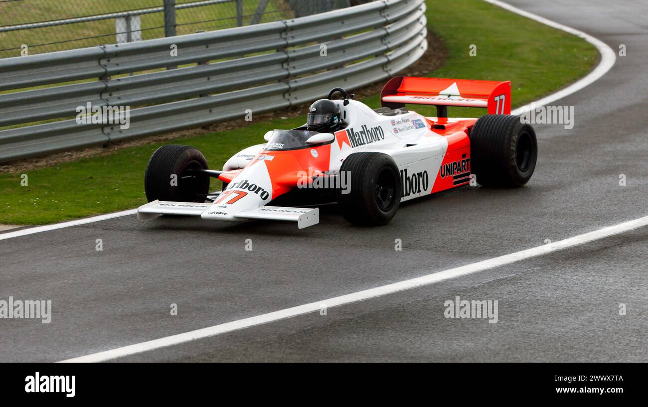 Steve Hartley porta la sua Red and White, 1982, McLaren MP4/1, di nuovo ai box, dopo la Masters Racing Legends Formula 1 Race ('66-'85) Foto Stock