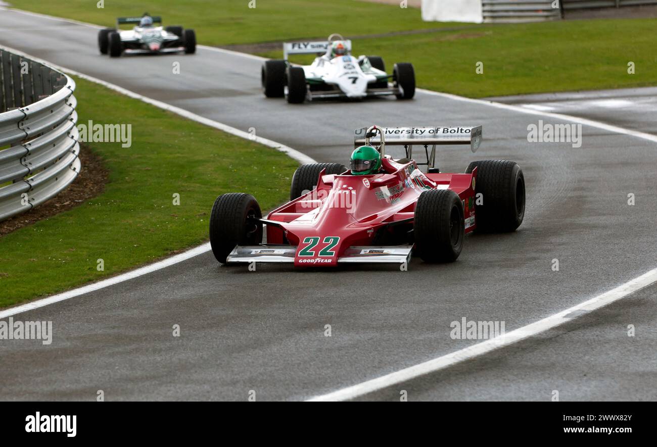 Paul Tattersall che porta la sua Red, 1979, Ensign N179, Back to the Pits, dopo la Masters Racing Legends Formula One Race ('66-'85) Foto Stock