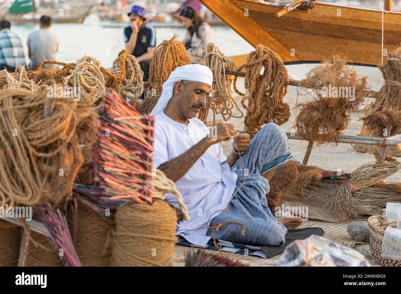 Artigiani locali arabi che realizzano corde al Festival tradizionale del dhow di Katara, Doha, Qatar. Foto Stock
