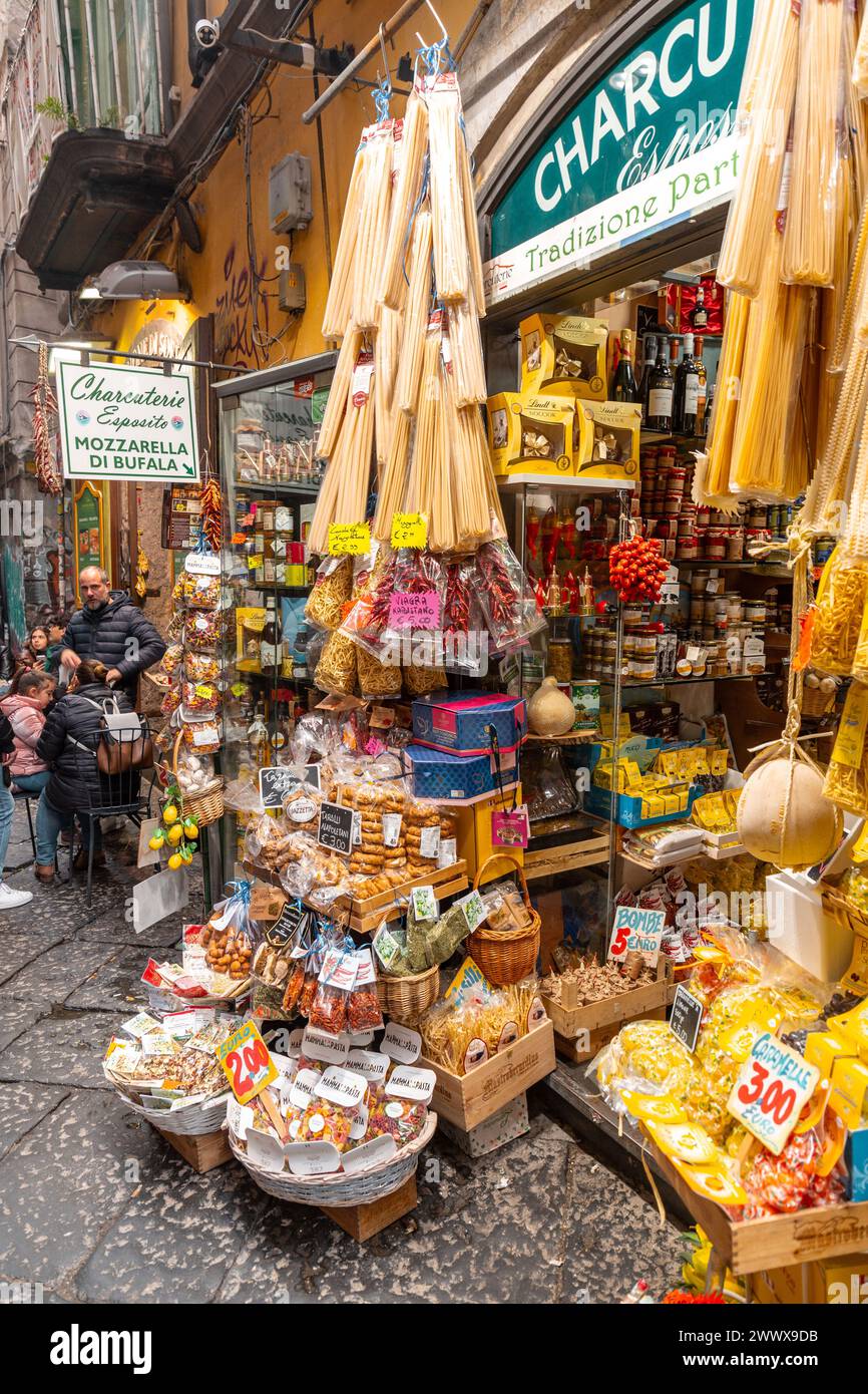 Napoli, Italia - 9 aprile 2022: Prodotti della pasta tradizionale italiana esposti alla vetrina di un negozio di pasta locale a Napoli, Campania, Italia. Foto Stock