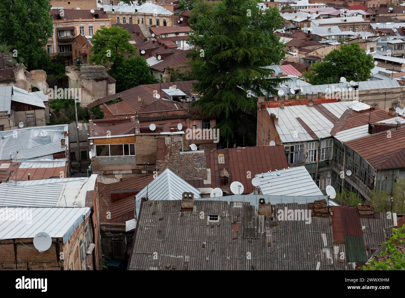 Vista ad alto angolo dei tetti e degli edifici in mattoni del quartiere della città Vecchia di Tbilisi, capitale della Repubblica di Georgia. Foto Stock