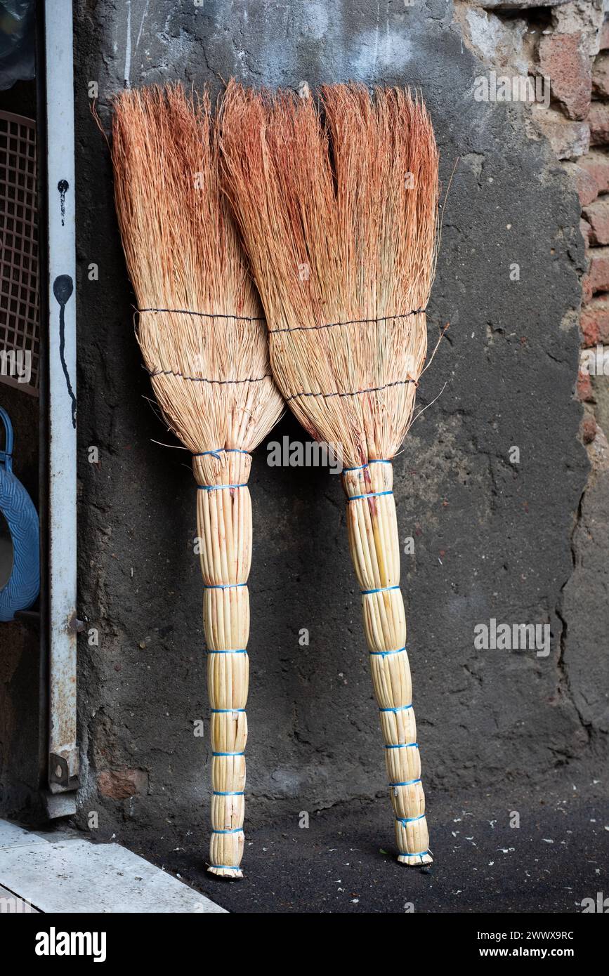 Un paio di scopa con manico corto in un negozio a Tbilisi, Georgia. Foto Stock