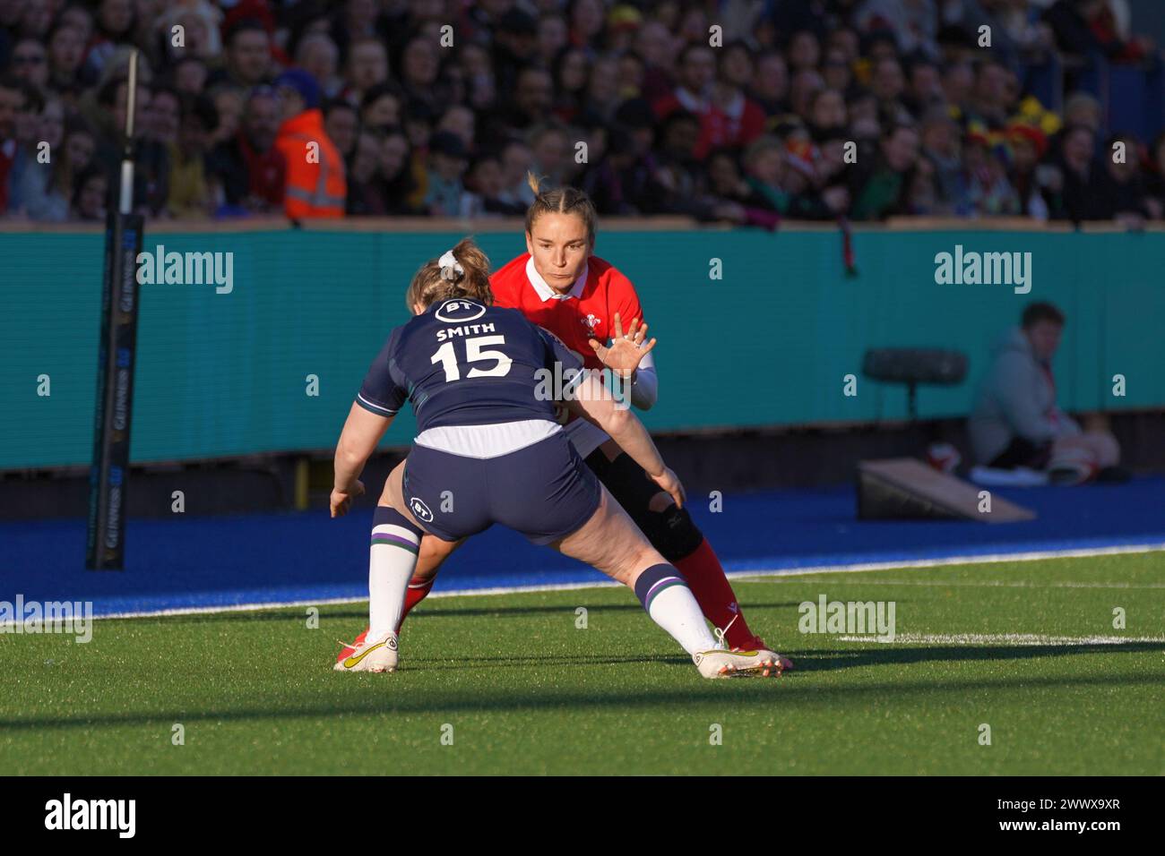 Jasmine Joyce si allea per il tackle del fullback scozzese Meryl SMITH. Galles 18 Scozia 20 Foto Stock