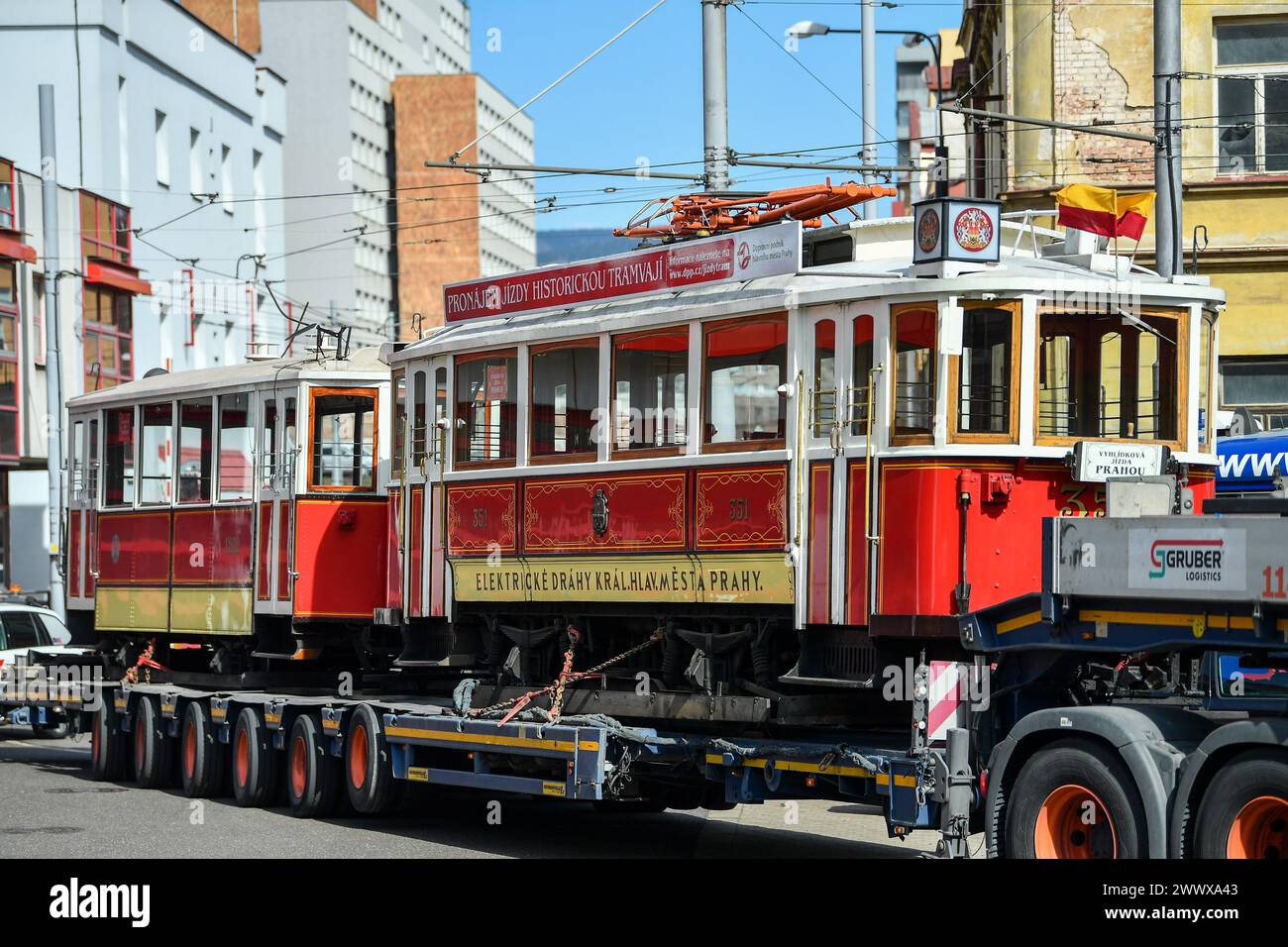 Liberec, Repubblica Ceca. 26 marzo 2024. Un tram storico preso in prestito dal museo della compagnia di trasporto della città di Praga a Liberec, Repubblica Ceca, 26 marzo 2024. L'auto è stata prodotta dalla Ringhoffer nel 1915 e il rimorchiatore è del 1930 dalla stessa società. Crediti: Vit Cerny/CTK Photo/Alamy Live News Foto Stock