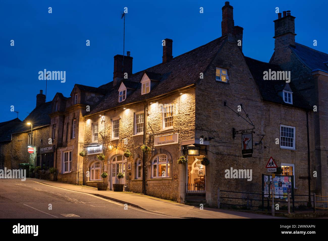 Il Fox Inn nel mercato all'alba. Chipping norton, Cotswolds, Oxfordshire, Inghilterra Foto Stock