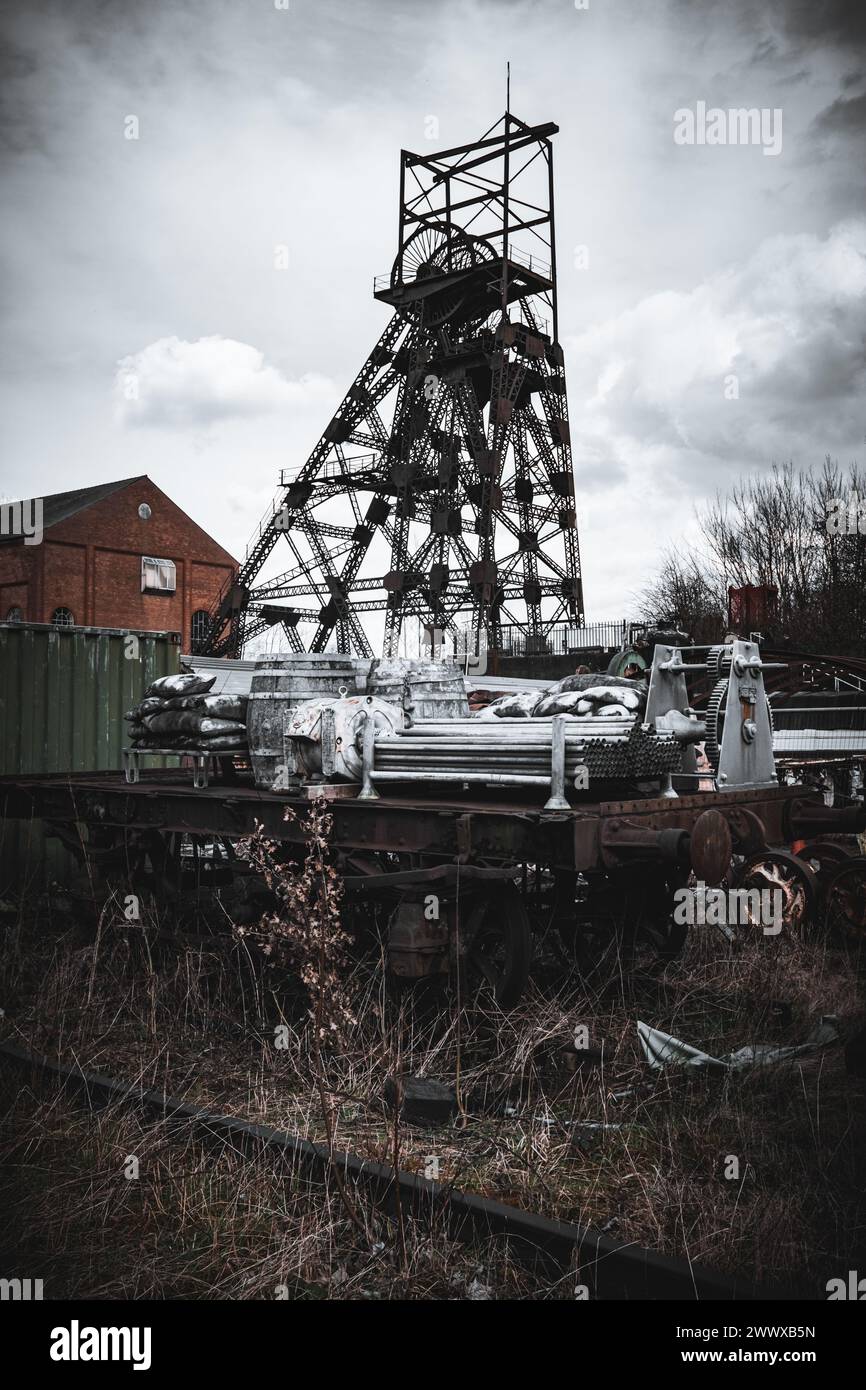 Vecchia testa di avvolgimento della miniera di carbone, capannone motore e attrezzature ferroviarie nel Regno Unito. Foto Stock